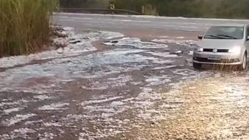 Granizo cobre rodovia durante temporal registrado em Araxá, no Alto Paranaíba